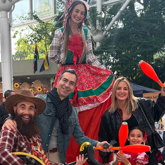 Este sábado (07) foi dia de Ticiane Pinheiro e a família completa curtirem uma festa junina na escola da filha Manuella