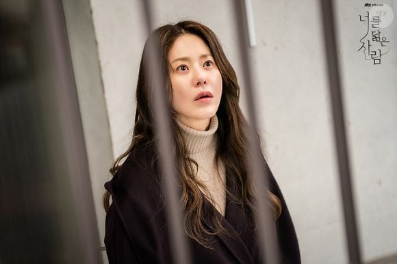 Em 'Refletidas', Jeong Hee-joo, interpretada por Go Hyun-jung, construiu uma carreira sólida como pintora e vive uma vida confortável