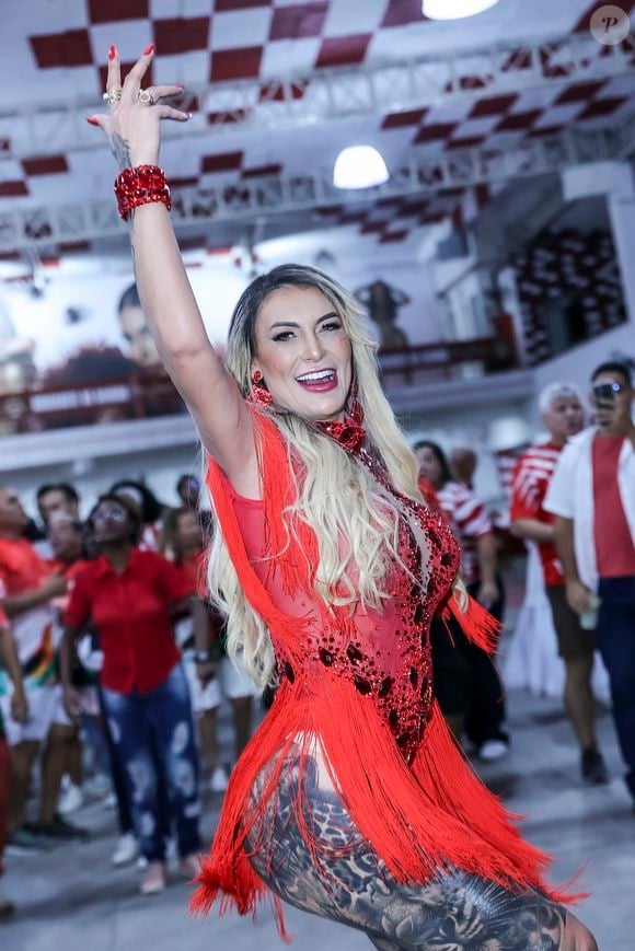 Corpo de Andressa Urach ficou à mostra em vestido vermelho usado pela musa da Porto da Pedra para o carnaval 2026
