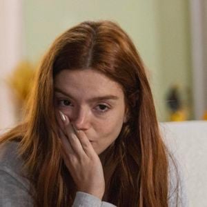 Kami (Giovanna Lancellotti) sofre por ter que devolver vestido de noiva