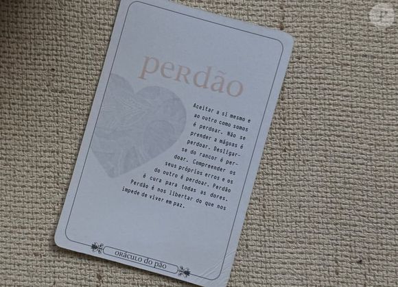 Bruna Marquezine postou a foto de uma carta de Oráculo que indica o perdão