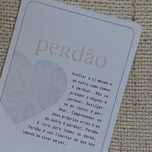 Bruna Marquezine postou a foto de uma carta de Oráculo que indica o perdão