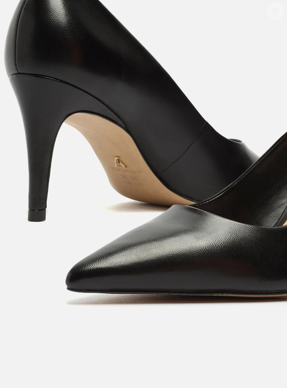 Com salto médio de 7,8 cm e design elegante, o modelo da Arezzo aposta no conforto sem abrir mão do estilo sofisticado