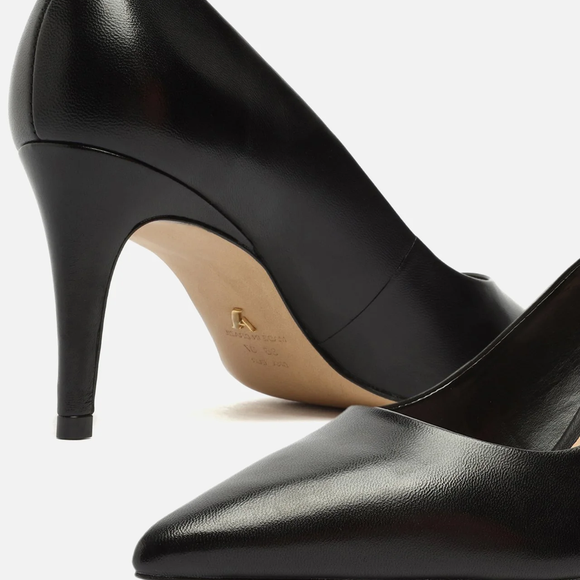 Com salto médio de 7,8 cm e design elegante, o modelo da Arezzo aposta no conforto sem abrir mão do estilo sofisticado