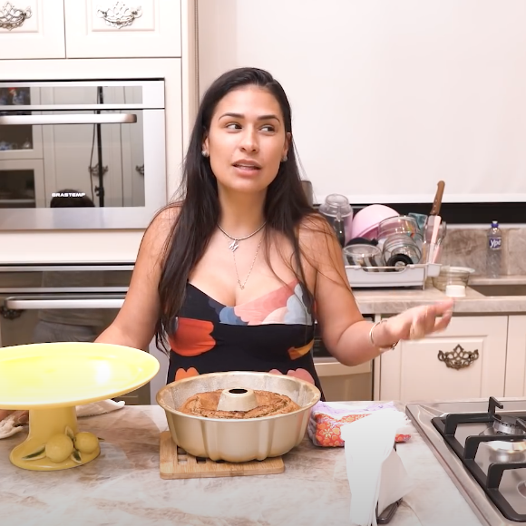 Depois de cerca de 40 minutos assando, o bolo está pronto e muito saboroso