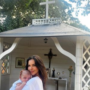 Mariana Rios com o filho após relatar dificuldades na amamentação e episódios de dor no pós-parto