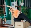 A prática regular de Pilates melhora principalmente a mobilidade da coluna, aumenta a consciência corporal e a postura, além de melhorar o controle sobre certos movimentos.