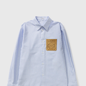Com modelagem ampla e proposta fashionista, a camisa listrada da Loewe escolhida por Bruna Marquezine custa aproximadamente R$ 10.816 e virou destaque entre os fãs da atriz