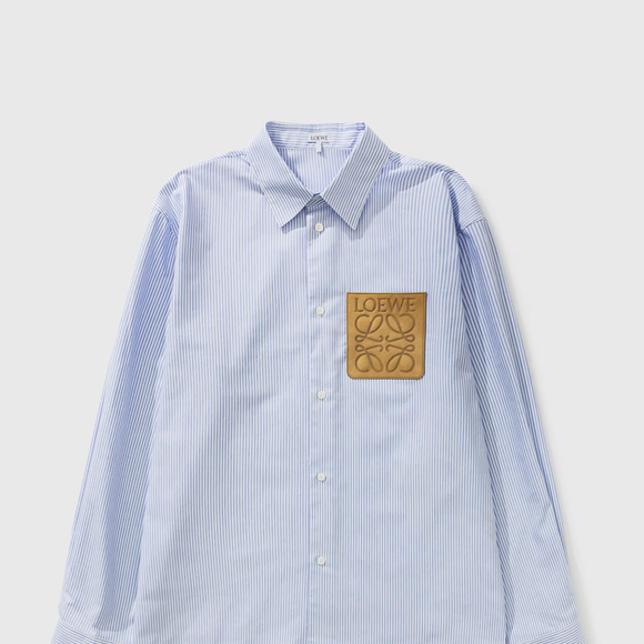 Com modelagem ampla e proposta fashionista, a camisa listrada da Loewe escolhida por Bruna Marquezine custa aproximadamente R$ 10.816 e virou destaque entre os fãs da atriz
