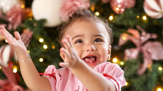 Mavie, filha de Neymar e Bruna Biancardi, combina ‘lookinho’ com árvore de Natal em fotos encantadoras. Veja!