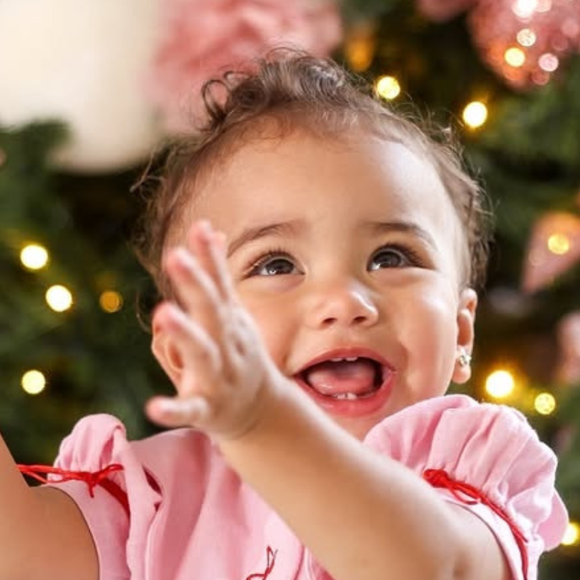 Mavie, filha de Neymar e Bruna Biancardi, combina ‘lookinho’ com árvore de natal em fotos encantadoras. Veja!