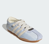 Com visual delicado e tom azul que lembra mirtilo, o Adidas Tokyo Mary Jane aposta na tendência balletcore sem abrir mão do conforto dos tênis esportivos.