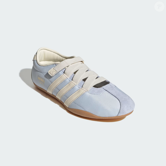 Com visual delicado e tom azul que lembra mirtilo, o Adidas Tokyo Mary Jane aposta na tendência balletcore sem abrir mão do conforto dos tênis esportivos.