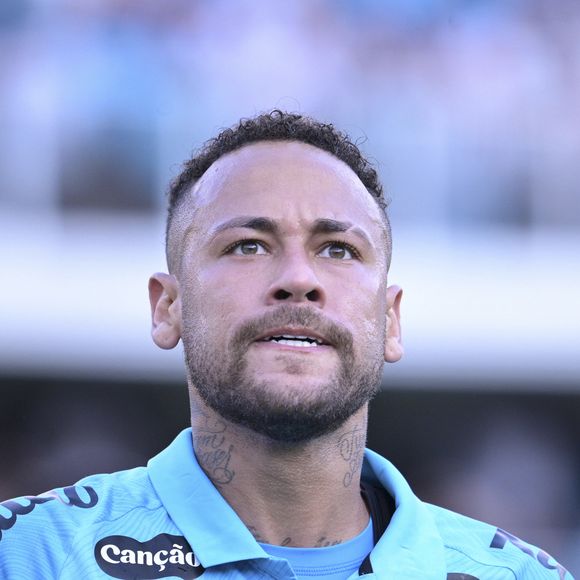 SANTOS, BRAZIL - JUNE 1: Neymar of Santos looks on during the Brasileirao 2025 match between Santos v Botafogo at Urbano Caldeira Stadium (Vila Belmiro) on June 1, 2025 in Santos, Brazil. (Photo by Rebeca Schumacker/Sports Press Photo/Getty Images)