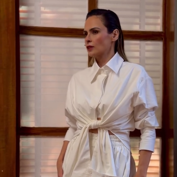 Look de Ana Paula Renault no ‘Mais Você’: a blusa e a calça recebem o nome de Papermoon e são feitas em algodão off white e textura empapelada