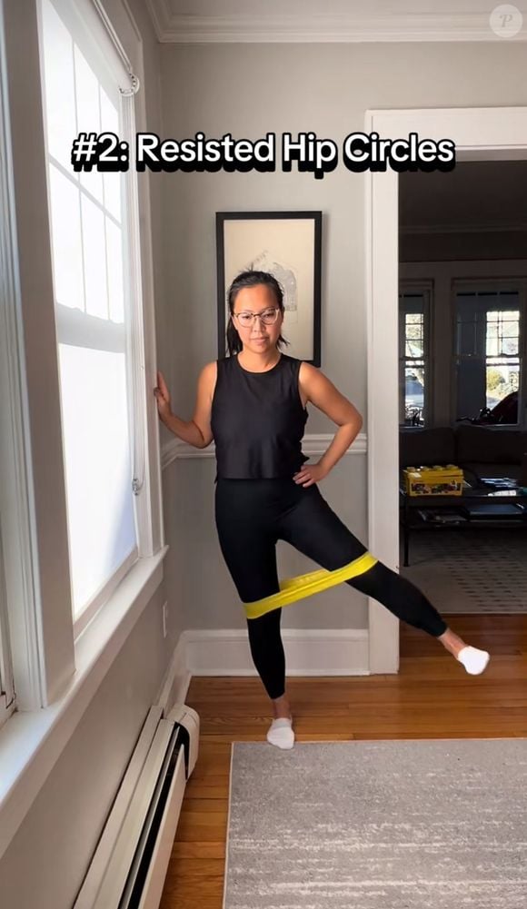 Já no exercício 2, com círculos do quadril com resistência, você trabalha mobilidade e ainda melhora a resistência.