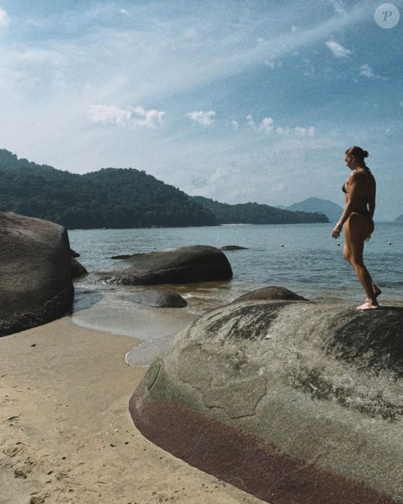 Bumbum e corpo definido de Isis Valverde renderam muitos elogios de internautas