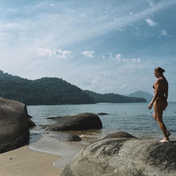 Bumbum e corpo definido de Isis Valverde renderam muitos elogios de internautas