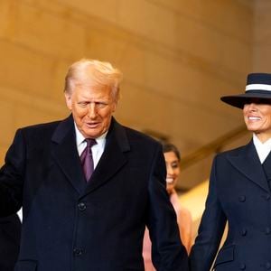 Melania Trump, atual primeira-dama dos Estados Unidos, chamou a atenção por sua roupa e chapéu usados na cerimônia de posse de Donald Trump.