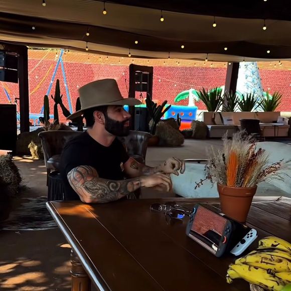 A família de Gusttavo Lima ficou hospedada próxima a um lounge luxuoso da Festa do Peão, equipado com sofás, redes e outros espaços de convivência cercados de muito verde