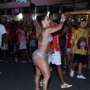 Carnaval 2025: Viviane Araújo elegeu look prateado e cheio de pedrarias para ensaio de rua do Salgueiro