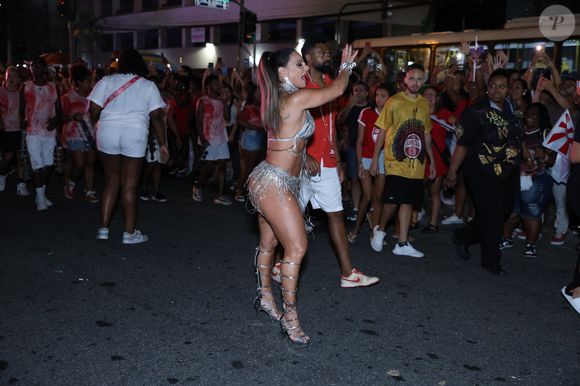 Carnaval 2025: Viviane Araújo elegeu look prateado e cheio de pedrarias para ensaio de rua do Salgueiro