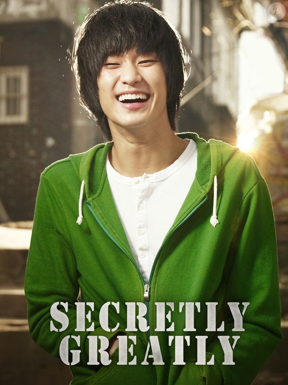 Ainda em 2013, Kim Soo-hyun apareceu com um visual super diferente no filme 'Secretly, Greatly'