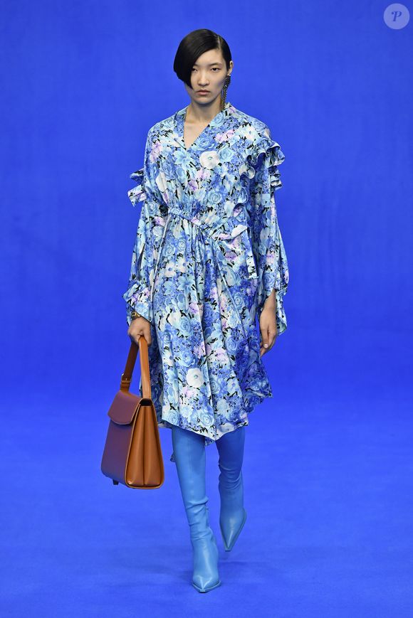 Vestido de festa com estampa floral: essa opção de passarela é requintada e formal