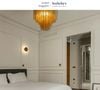 Casa vista apenas por fora em filme é aconchegante e tem quartos com lustres de luxo