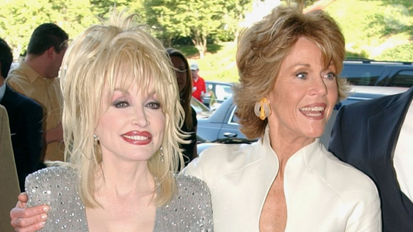 E seu livro de memórias, 'Minha Vida Até Aqui', lançado em 2025, Jane Fonda recordou com carinho como era o ar debochado de Dolly: "Geralmente muito atrevido, com uma risada que ficava entre o gingado de uma garota, um grito explosivo e uma cascata de sinos”.