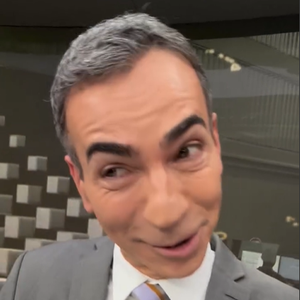 César Tralli  brinca ao ser surpreendido por William Bonner nos bastidores do Jornal Hoje