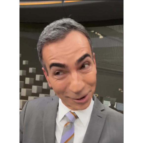 César Tralli  brinca ao ser surpreendido por William Bonner nos bastidores do Jornal Hoje