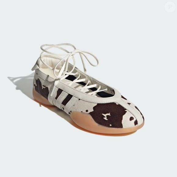 Inspirado nas sapatilhas, novo lançamento da Adidas aposta em couro macio e visual urbano refinado
