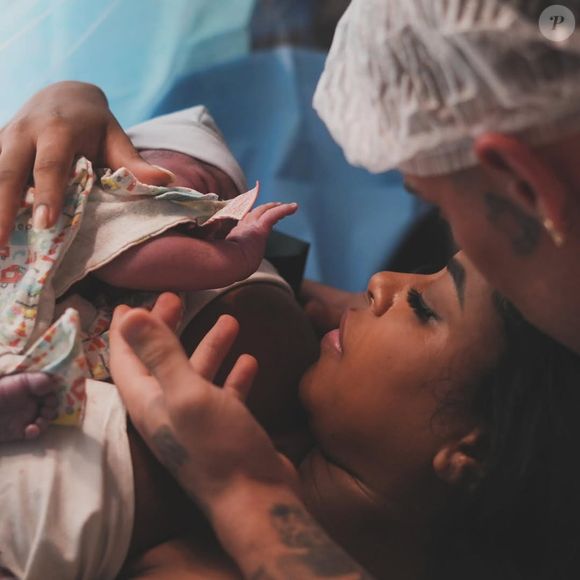 Rás, filho de MC Daniel e Lorena Maria, teve sua primeira foto revelada pelos pais após o nascimento em 18 de fevereiro de 2025