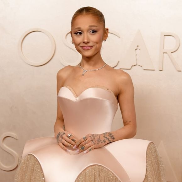 Vestido de Ariana Grande no Oscar 2025: roupa tinha pelo menos 190 mil cristais reluzentes por toda sua saia de tule.