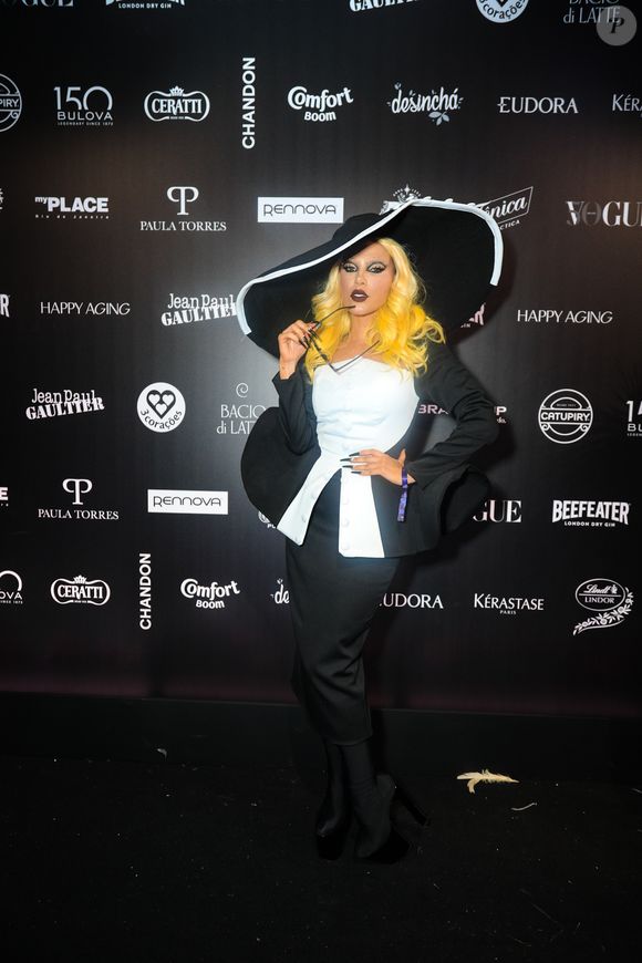 Ela vem jajá! A bailarina Erika Schneider homenageando Lady Gaga com seu look para o evento