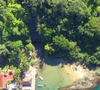 Segundo a Revista Fórum, a mansão localizada em Ilha Comprida, em Angra dos Reis, conta com 11 suítes, praia privativa, heliponto, quadra de tênis e cachoeira. A propriedade está no centro de uma disputa envolvendo o jogador Richarlison, o senador Flávio Bolsonaro e o advogado Willer Tomaz.