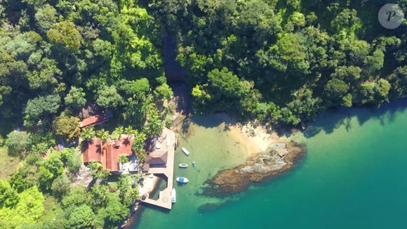 Segundo a Revista Fórum, a mansão localizada em Ilha Comprida, em Angra dos Reis, conta com 11 suítes, praia privativa, heliponto, quadra de tênis e cachoeira. A propriedade está no centro de uma disputa envolvendo o jogador Richarlison, o senador Flávio Bolsonaro e o advogado Willer Tomaz.