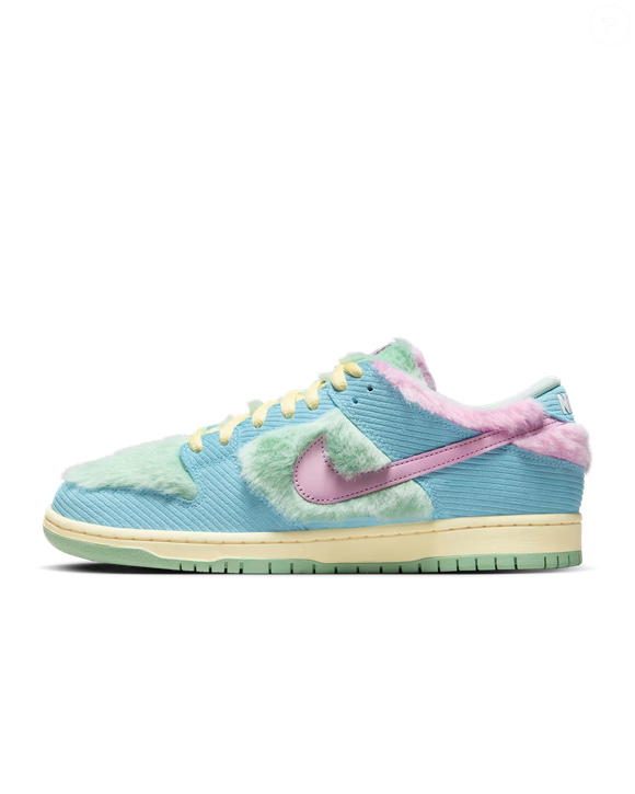 O inverno ganhou um toque de nostalgia! Inspirado no personagem Visty, criado pelo artista japonês Verdy, o novo Nike SB Dunk Low aposta em tons candy color e acabamento felpudo para transformar qualquer look em destaque