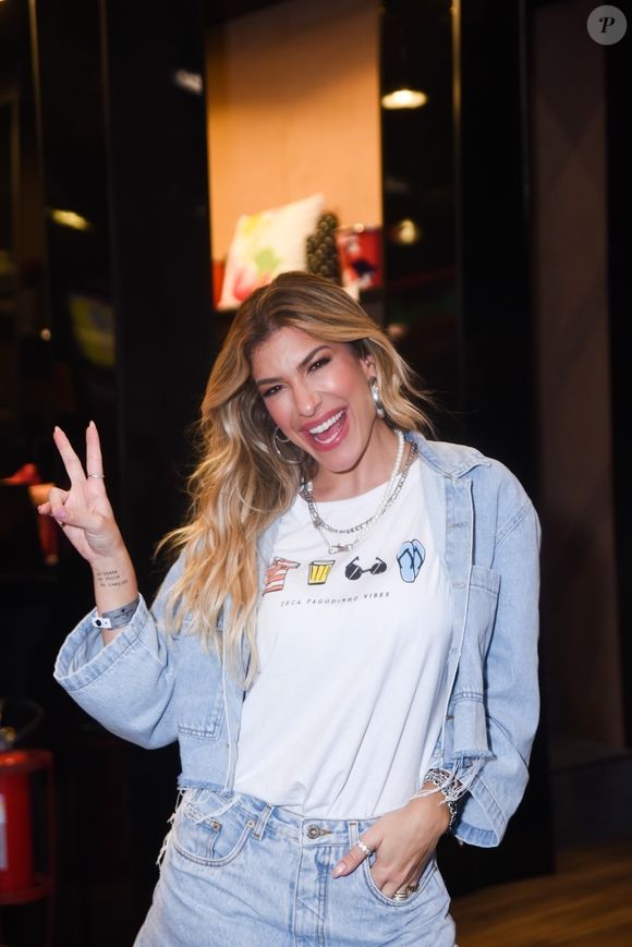 “Eu estava sumidinha essa semana porque eu passei por um procedimento nos meus pezitos na segunda-feira. Eu estou recuperando os meus pezitos. Então, foi um procedimento mais invasivo que agora mamacita vai precisar ficar quietinha em casa, descansando”, explicou Lore Improta.