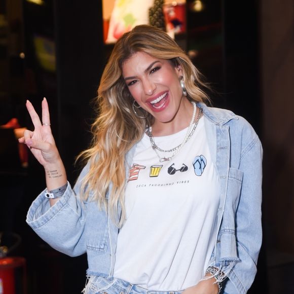 “Eu estava sumidinha essa semana porque eu passei por um procedimento nos meus pezitos na segunda-feira. Eu estou recuperando os meus pezitos. Então, foi um procedimento mais invasivo que agora mamacita vai precisar ficar quietinha em casa, descansando”, explicou Lore Improta.