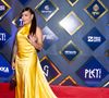 Rafaella Santos elegeu um vestido longo em tom amarelo ovo, com uma fenda discreta na perna