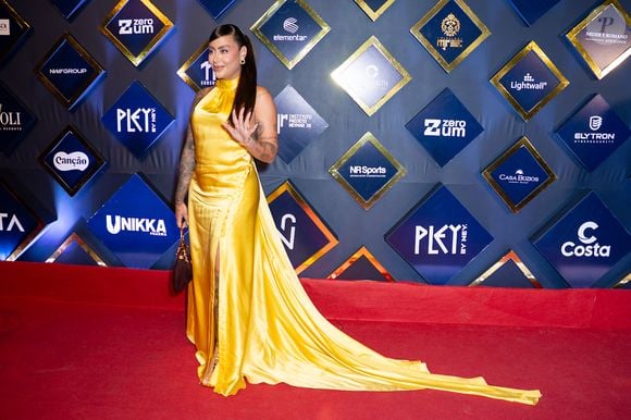 Rafaella Santos elegeu um vestido longo em tom amarelo ovo, com uma fenda discreta na perna