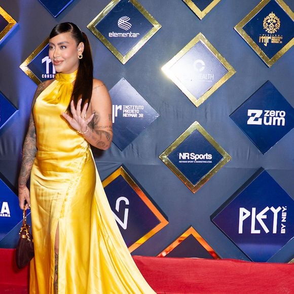 Rafaella Santos elegeu um vestido longo em tom amarelo ovo, com uma fenda discreta na perna
