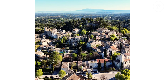 Entre as construções de pedra, os mercados locais e as montanhas dos Alpilles, Hugh Grant encontra espaço para aproveitar o cotidiano com mais privacidade.