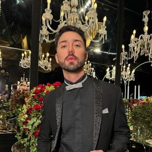 O lifting de sobrancelha e olhos feito por Rico Melquiades levantou suas sobrancelhas e deu um novo aspecto ao seu olhar