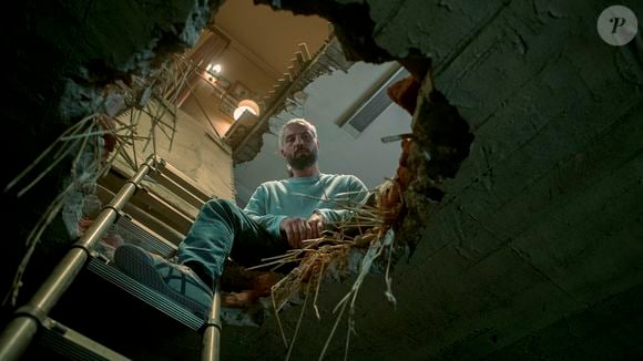 Filme 'Brick', da Netflix: os personagens principais precisam se ajudar, além de contarem com auxílio de vizinhos, para tentarem escapar dessa 'prisão' instaurada pelo muro.