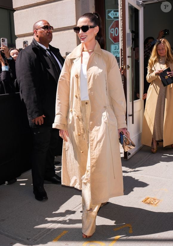Na última semana, Anne Hathaway apareceu bastante diferente em um evento de moda nos Estados Unidos