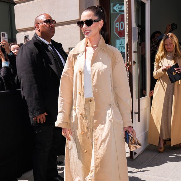 Na última semana, Anne Hathaway apareceu bastante diferente em um evento de moda nos Estados Unidos