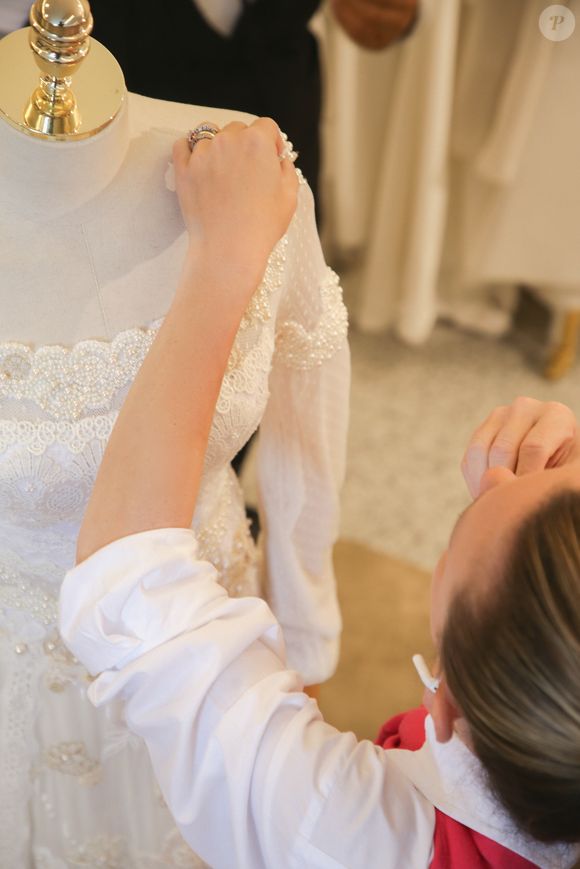 Lethicia mergulhou na simbologia do espaço onde a cerimônia aconteceu — uma capela recheada de imagens de santos, todos presentes de fãs, e vitrais inspirados na Sagrada Família — para traduzir em tecido a fé, as raízes e a história da apresentadora.